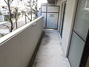 東向きです。
