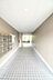 エントランス：防犯カメラが設置されており、セキュリティも万全です。管理がしっかりとされているため、きれいで清潔感のあるエントランスです。
