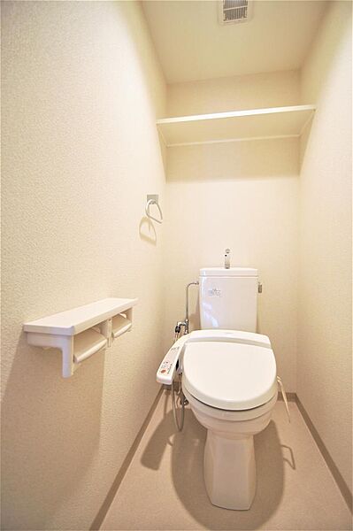画像17:トイレは温水洗浄機能付きです。上部に小棚もあります。