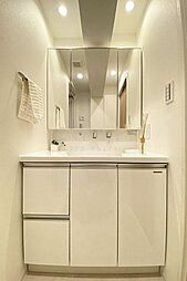 [洗面] 洗面化粧台／三面鏡収納付、下部収納もあるのでかさばる小物類もすっきり収納が出来ます。