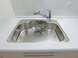[キッチン] 大きなシンクは洗い物も苦になりません。水栓には浄水機が設置されています。