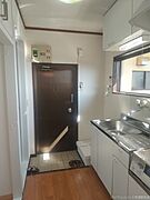 玄関横に洗濯機置き場があります。