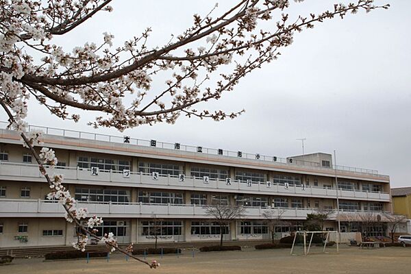 画像17:太田市立駒形小学校（575m）