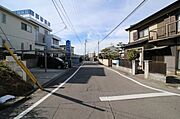 前面道路は約7ｍで、広々としています！！お子様とのお散歩の際も、安心して手を繋いで歩くことができますね♪