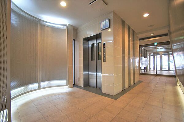 画像28:エレベータホールは意匠をこらしたデザインになっております。