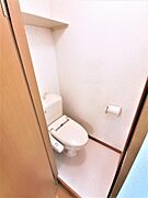 トイレは温水洗浄機能付きです。上部収納もあります。