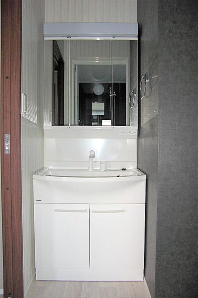 画像13:洗面室には三面鏡のシャワードレッサーを搭載。