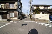 前面道路は約7ｍ！交通量も少なく広々としています！お子様と手を繋いで歩いても余裕のある道幅で公園までの道のりも安心です♪