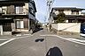 外観：前面道路は約7ｍ！交通量も少なく広々としています！お子様と手を繋いで歩いても余裕のある道幅で公園までの道のりも安心です♪