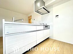 [キッチン] キッチンの収納は、デッドスペースになりやすい箇所を有効活用できる、スライド式収納を採用しました。