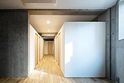 手前左からroom1。無垢材の床ですが、土足でご利用してください。