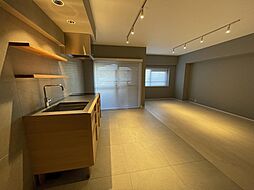 [間取] カリモク家具とサンワカンパニーのコラボレーションによるオーク材キッチンです。床・壁はタイル施工。