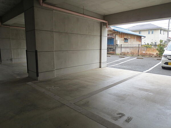 駐車場：縦列２台の駐車区画もあります。