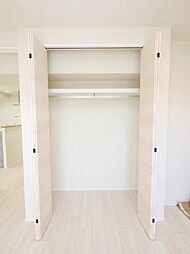 [収納] 居室には収納力豊富なクローゼットを完備。衣類をしまうために設置されたハンガーパイプと上部枕棚の収納スペースもムダなくより効率的に収納可能です。