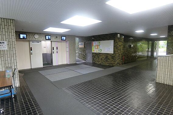 広々としたエン...