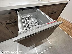 [設備] キッチンは食器洗浄乾燥機付き。洗い物の時間を有効活用できます。