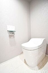[トイレ] トイレは白を基調とし、清潔感のある空間に。より快適にご利用いただくために、ウォシュレットタイプを採用。