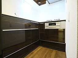 [キッチン] L字型キッチンはワークトップが広く、電化製品を置くスペースもあり使い勝手に優れたキッチンです。