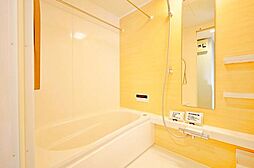 [風呂] 大きな縦長の鏡が特徴の温かい色味のバスルームは、湯船も広い！排水溝や換気口までもしっかりと手入れが行き届いています。
