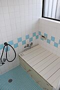 明るい雰囲気の浴室
