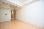 洋室１０．６帖、照明器具は備え付けです。