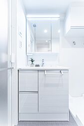[洗面] 三面鏡付き洗面化粧台のある洗面室です。