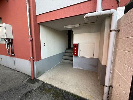 西鉄バス停「桃園」徒歩2分です。