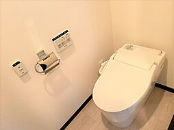 [トイレ] 白を基調とした清潔感のある落ち着ける空間