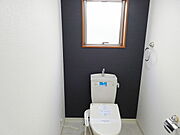 トイレには快適な温水洗浄便座付