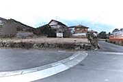 現地写真。敷地面積６１坪の前面道路も広々の角地物件で、前面建物も無く、陽当たりも風通しも快適です。