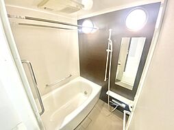 [風呂] オシャレなデザインのバスルームで気分も上がりますね♪一日の疲れを快適に癒せます♪ゆったりリラックスタイムを演出する広々としたバスルームになります。