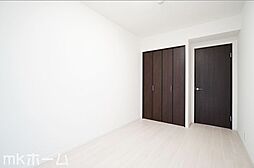 [子供部屋] 清潔感あふれる白い壁紙と木目のフローリングはクールでおしゃれな雰囲気を演出します！