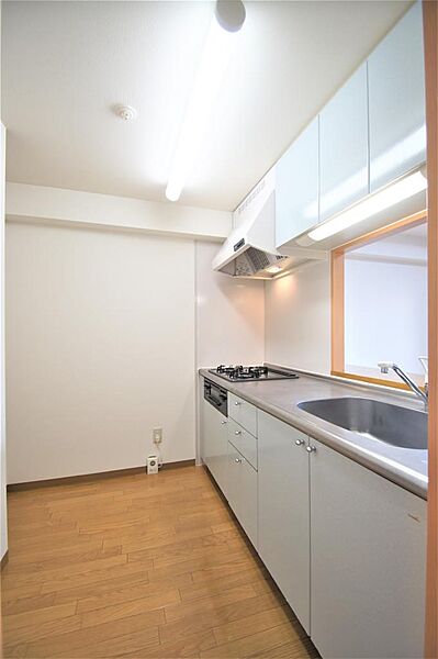 画像14:調理スペースの広いキッチン、冷蔵庫を設置するスペースがあります