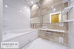 [風呂] オシャレで高級感のある広々バスで一日の疲れをリフレッシュ。浴槽にもゆったりと浸かれますね！毎日のバスタイムが楽しくなりそうです。