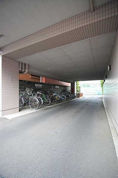 画像29:マンション１Ｆ部分に駐輪スペースがあります。