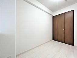 [寝室] クローゼット完備で、お部屋の生活スペースが有効的に使えますね。