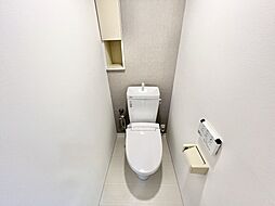 [トイレ] 人気の温水洗浄便座です。冬場などでも冷んやりせずにすみますね！