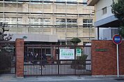 春日出中学校 「約束を守る・挨拶をする・人のために頑張れる人になる、といった人としてできて当然のことが自然体でできる」を合言葉に、生活指導を基盤とした教育活動を進めています。 