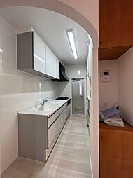 [キッチン] キッチンは人造大理石の天板と浄水器付き。掃除のしやすいタイプです。　リビング離れているので匂いも部屋に充満しませんね！