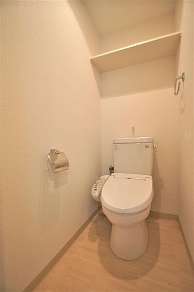 画像15:トイレは温水洗浄機能付きで、小物を置ける棚もあります。