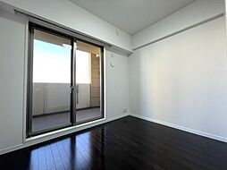 [内装] 5帖の洋室！窓が大きく、日中の暖かい光がお部屋全体に降り注ぎます！