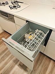 [キッチン] ・食洗機　　手肌に優しく、家事の時短にもなる食洗機付き。高圧・高温で洗浄するのでスッキリ♪