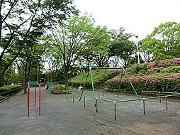 [周辺] 洋光台四丁目公園まで610m、徒歩約7分です。遊具広場と運動広場が階段やスロープで分かれているので、小さなお子さんも安心して遊べる公園です。