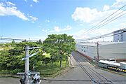 バルコニーは南向き。日当たり良好です。二重サッシを採用しているので、断熱や防音の効果が期待できます。