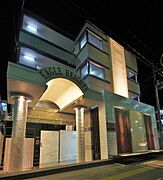 夜間は間接照明でステキにライトアップ。