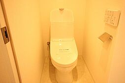 [トイレ] 白を基調とした清潔感の高いお手洗い。上部に収納もついておりますので、とても便利です。