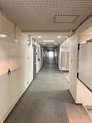 [その他] 共用廊下　エントランスを中心に左右振り分けの廊下