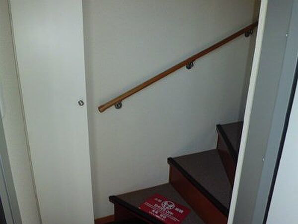 画像12:玄関は1階。階段を昇って居室へ・・・