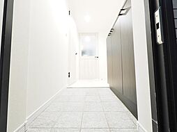 [玄関] 清潔感溢れるホワイトパネルの玄関がお出迎えする本邸宅の物語は、ここからは始まる日常を期待させます。この場所には「希望」と「優越」で包み込んでくれる「特別」な空間があります。