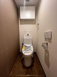 [トイレ] 吊戸棚にストックもしっかり収納できて、いつでもスッキリ清潔なトイレ。